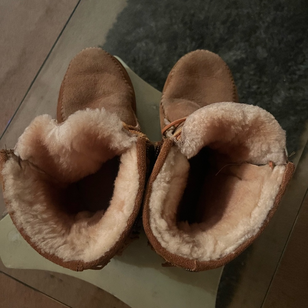 Minnetonka - Camel fringe Ankle Boots - inside lined w/ fur. Size 7 - Picture 3 of 7